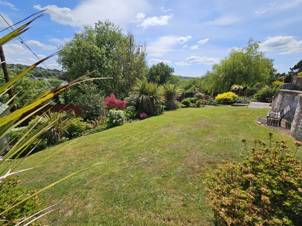 Lot: 46 - LINK-DETACHED HOUSE WITH VIEWS IN A POPULAR LOCATION - Rear garden